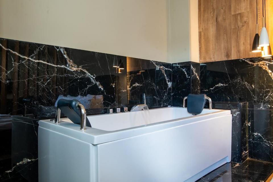 Noho Boutique , Premium Living Dikeou 8 Atenas Exterior foto